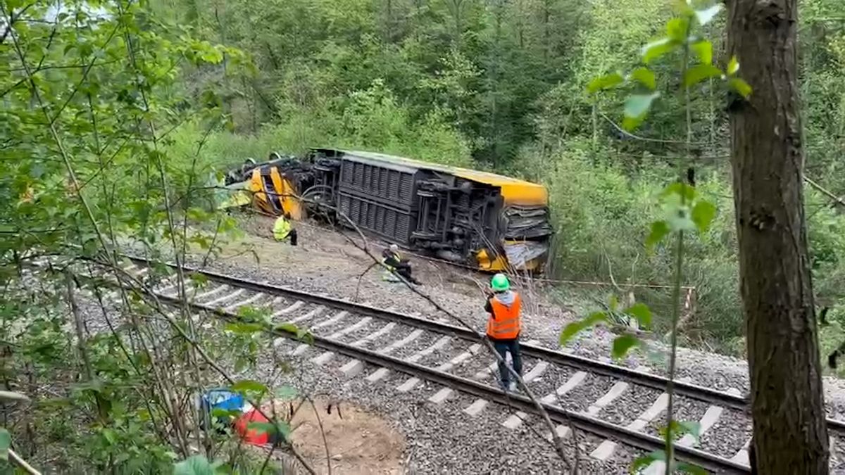 Železničáři odstraňují následky vlakové nehody u Klínce